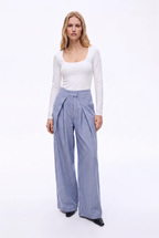 Pantalón de Rayas con Pinzas Frontales