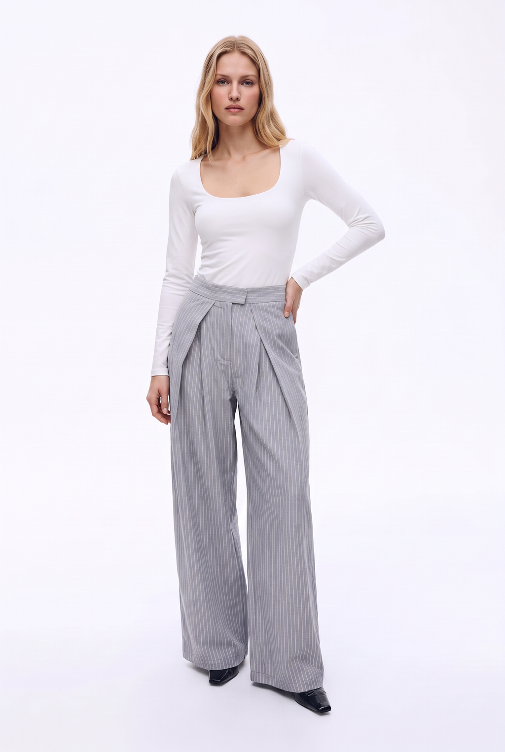 Pantalón de Rayas con Pinzas Frontales
