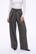 Pantalón de Rayas con Pinzas Frontales