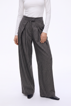 Pantalón de Rayas con Pinzas Frontales