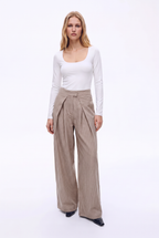 Pantalón de Rayas con Pinzas Frontales