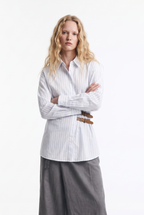 Camisa de Rayas con Doble Hebilla Lateral