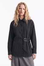 Camisa de Rayas con Doble Hebilla Lateral