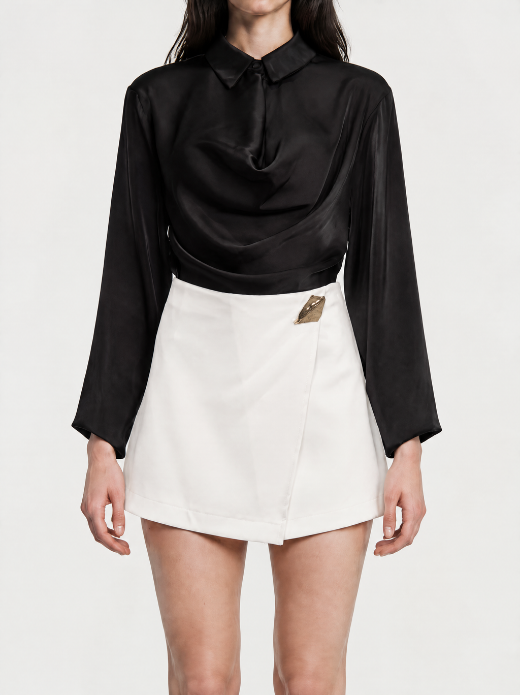 Falda Short Solapa con Prendedor Dorado
