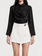 Falda Short Solapa con Prendedor Dorado