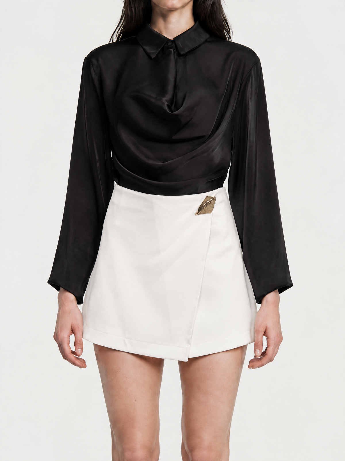 Falda Short Solapa con Prendedor Dorado