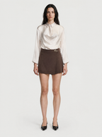 Falda Short Solapa con Prendedor Dorado