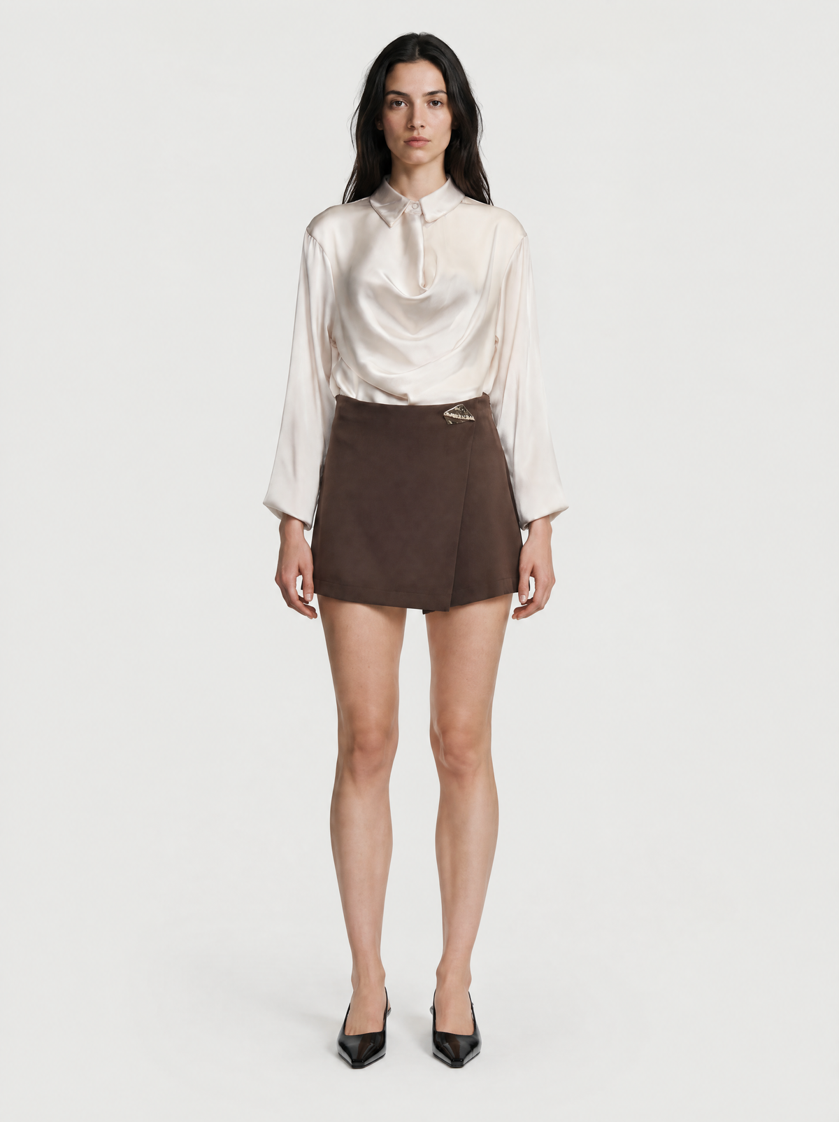 Falda Short Solapa con Prendedor Dorado