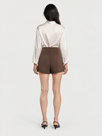 Falda Short Solapa con Prendedor Dorado