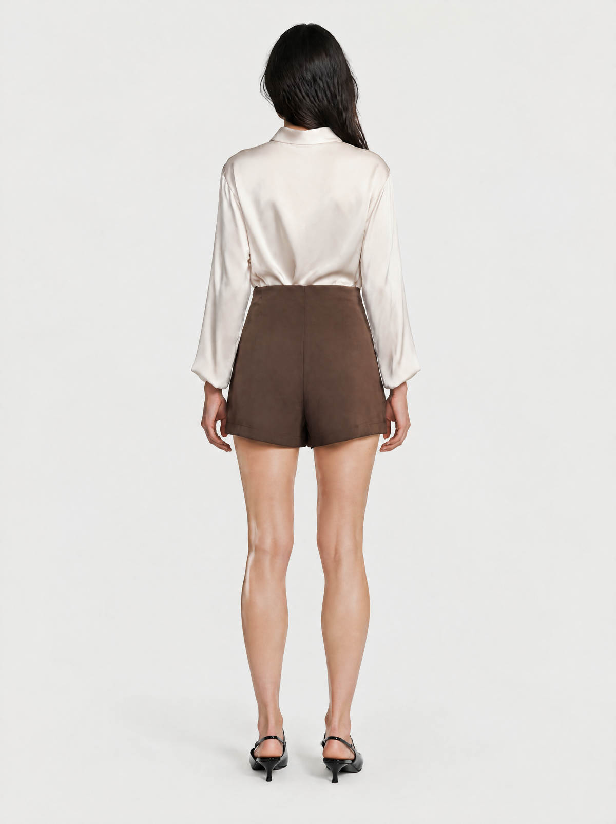 Falda Short Solapa con Prendedor Dorado