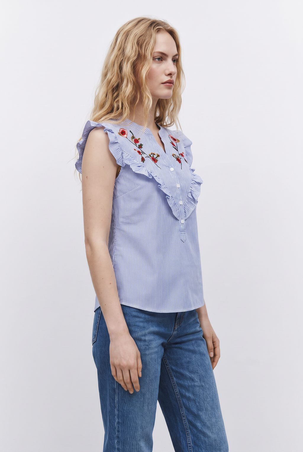 Blusa a Raya con Bordado Floral y Volantes