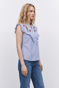 Blusa a Raya con Bordado Floral y Volantes