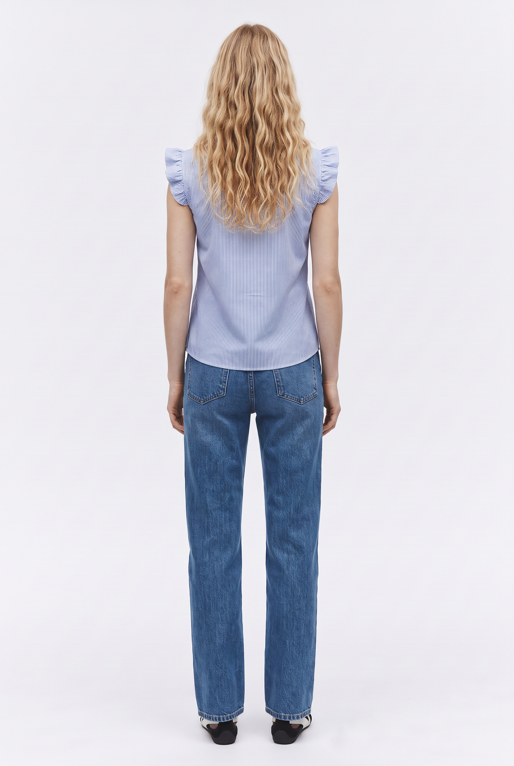 Blusa a Raya con Bordado Floral y Volantes