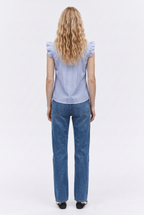 Blusa a Raya con Bordado Floral y Volantes