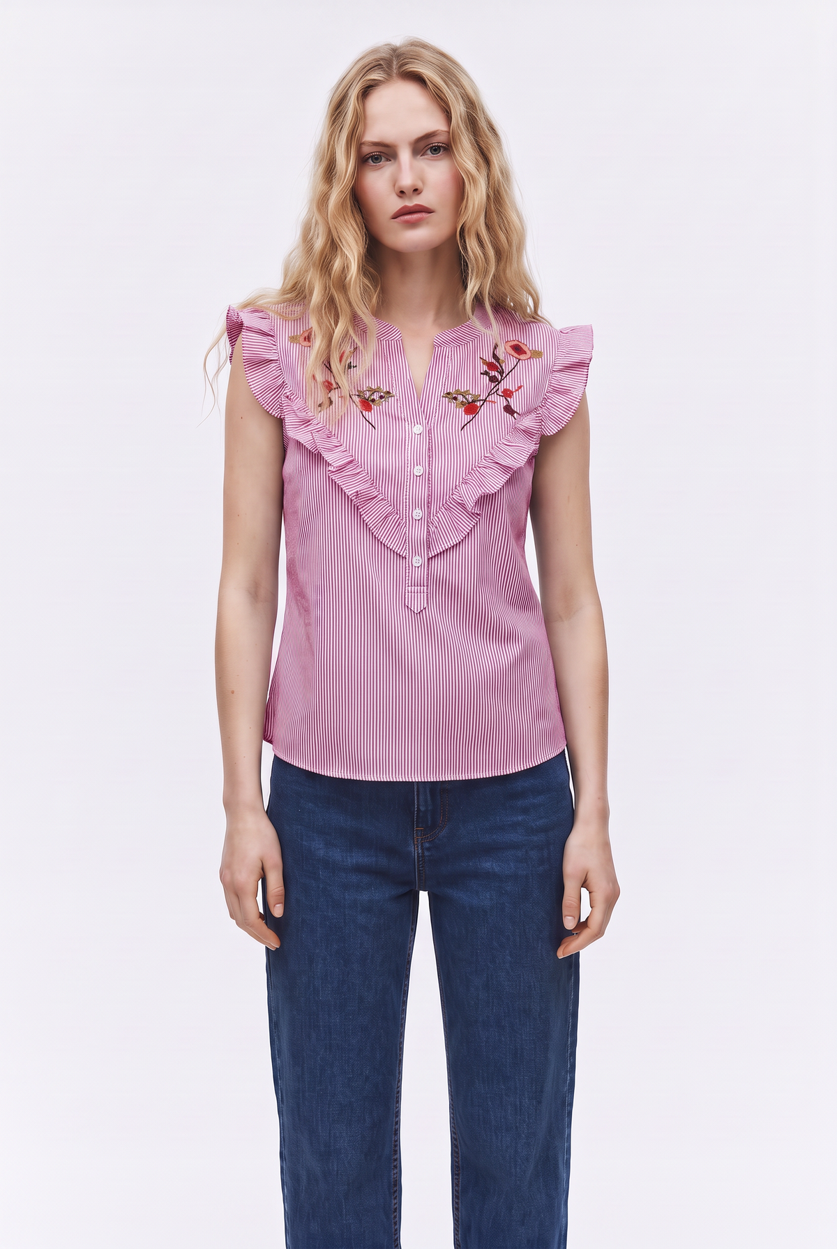 Blusa a Raya con Bordado Floral y Volantes