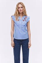Blusa a Raya con Bordado Floral y Volantes