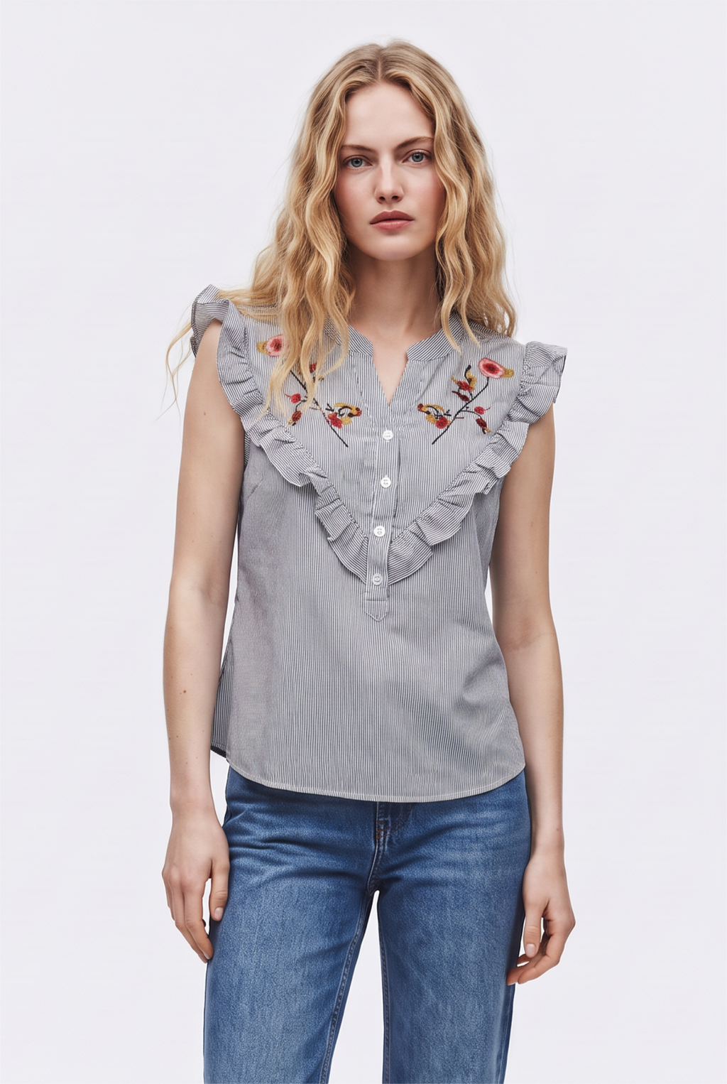 Blusa a Raya con Bordado Floral y Volantes