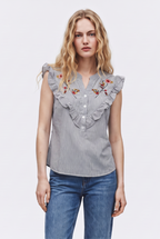 Blusa a Raya con Bordado Floral y Volantes