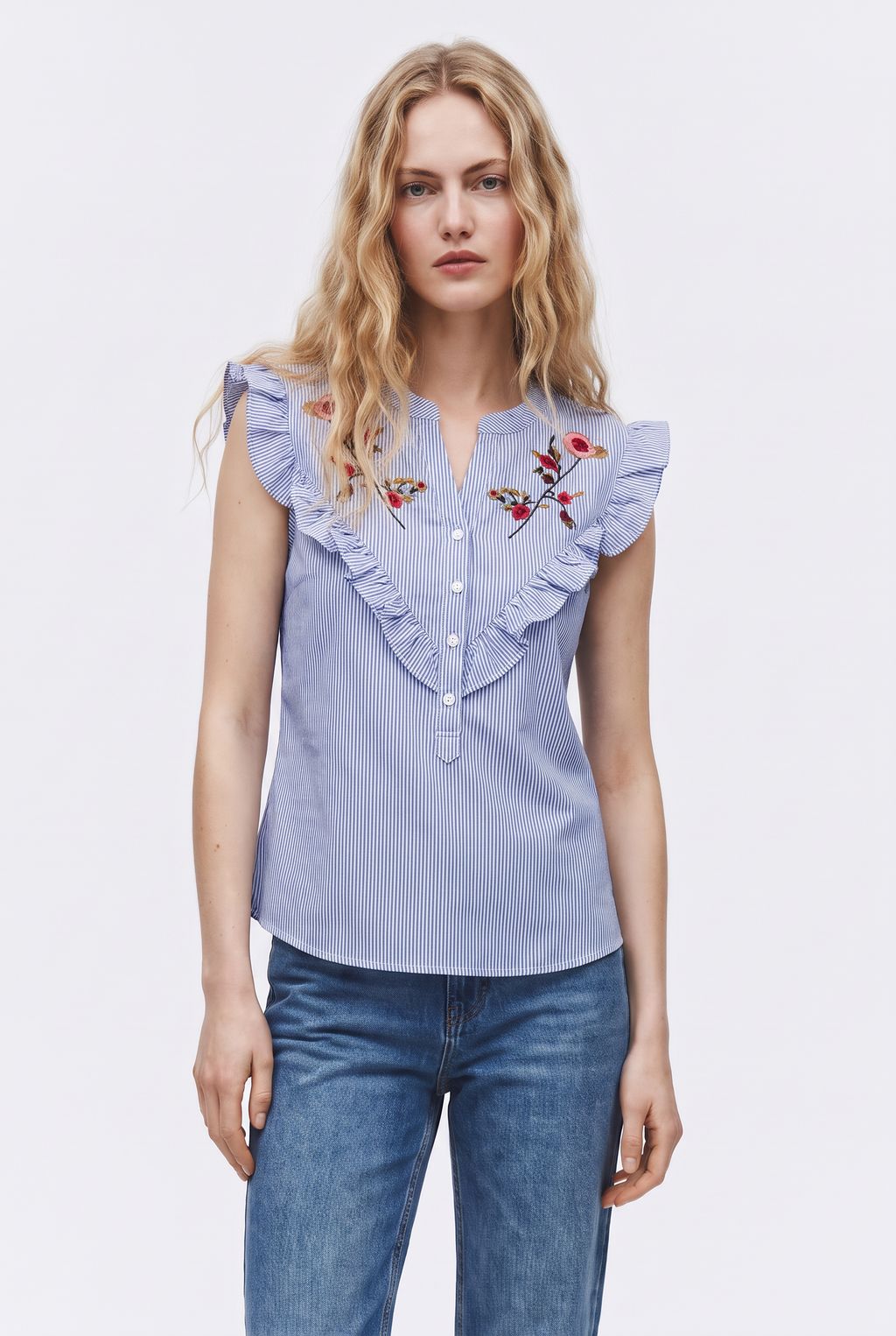 Blusa a Raya con Bordado Floral y Volantes
