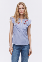 Blusa a Raya con Bordado Floral y Volantes