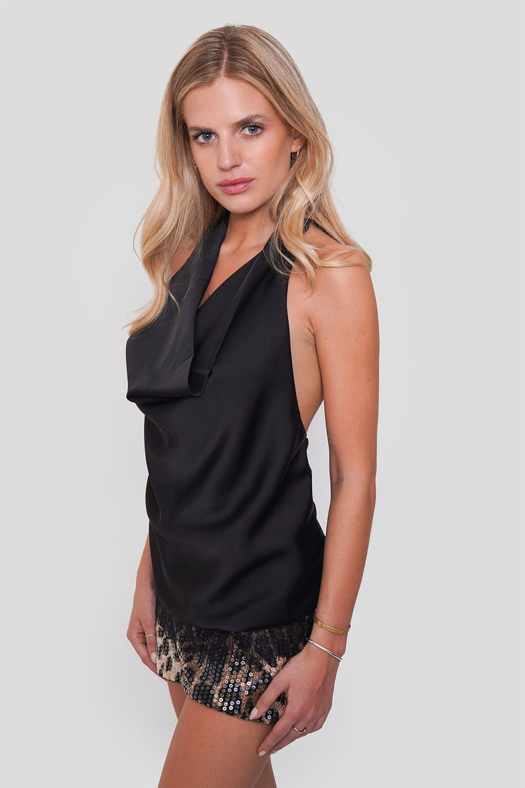 Blusa Halter Satín con Aplicación Encaje