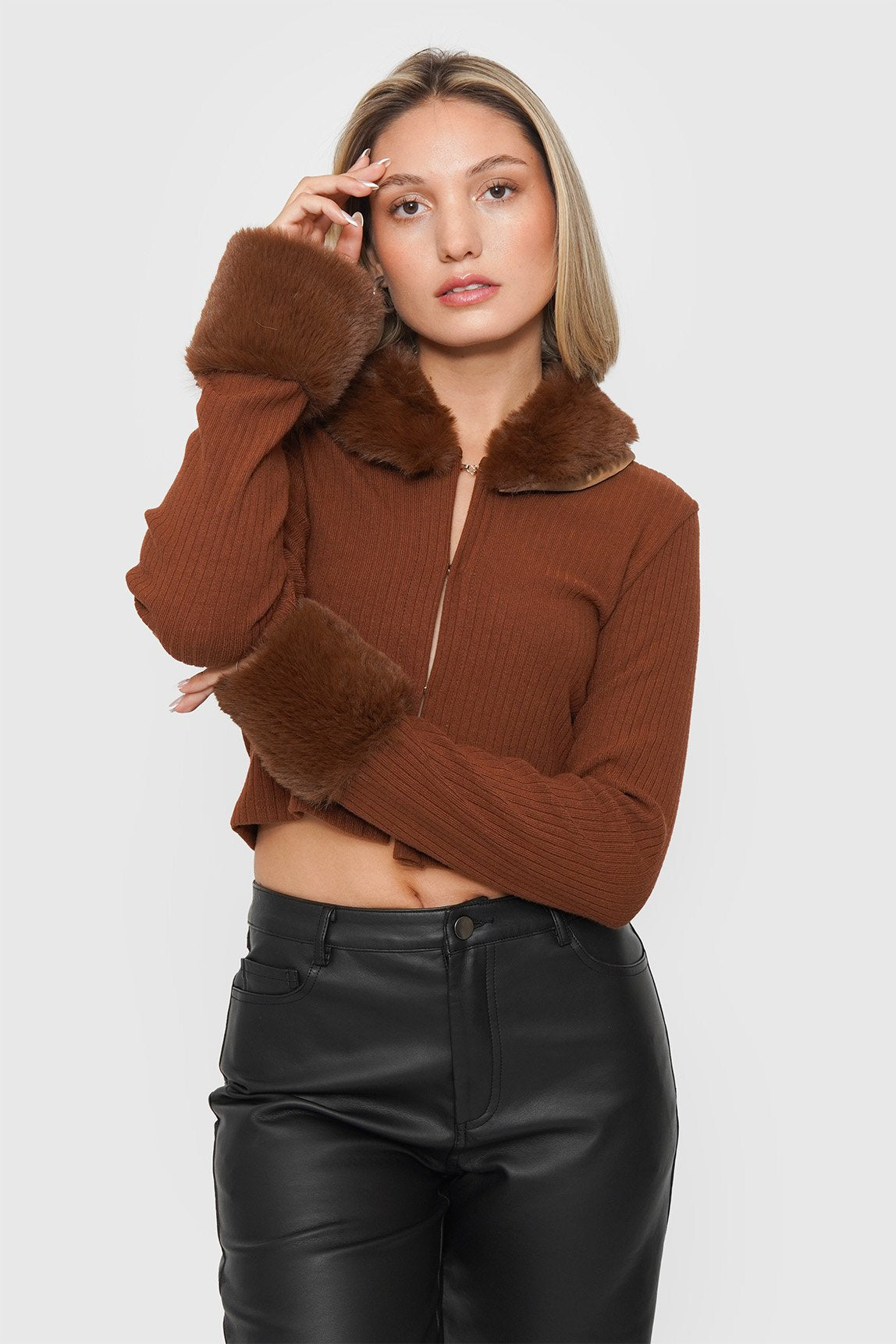 Chaleco con Aplicación de Piel (cuello desmontable)