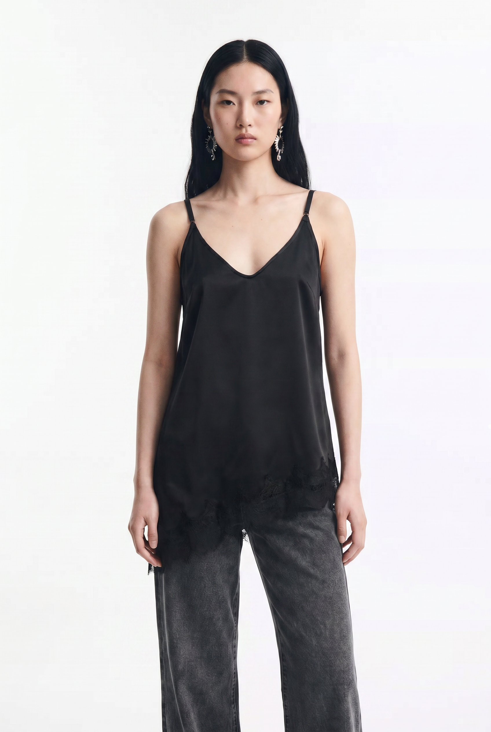 Top Lencero Satinado con Encaje y Corte Diagonal