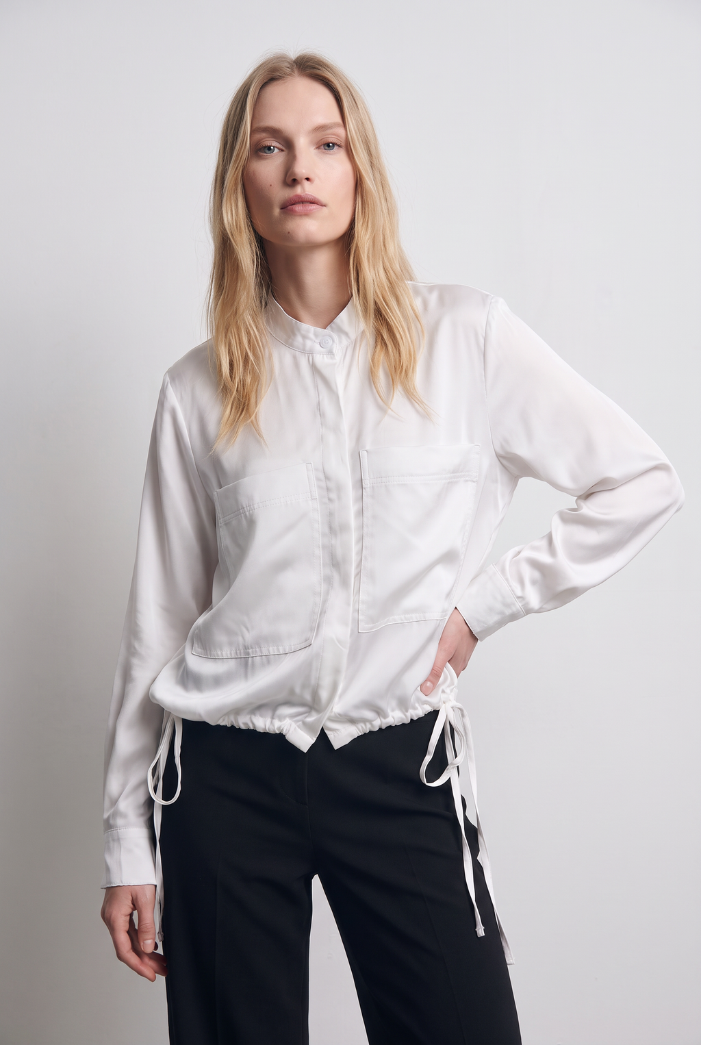 Blusa de Satín con Bolsillos y Ajuste Inferior
