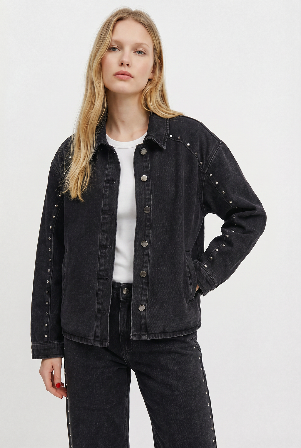Chaqueta de Mezclilla con Tachas Decorativas