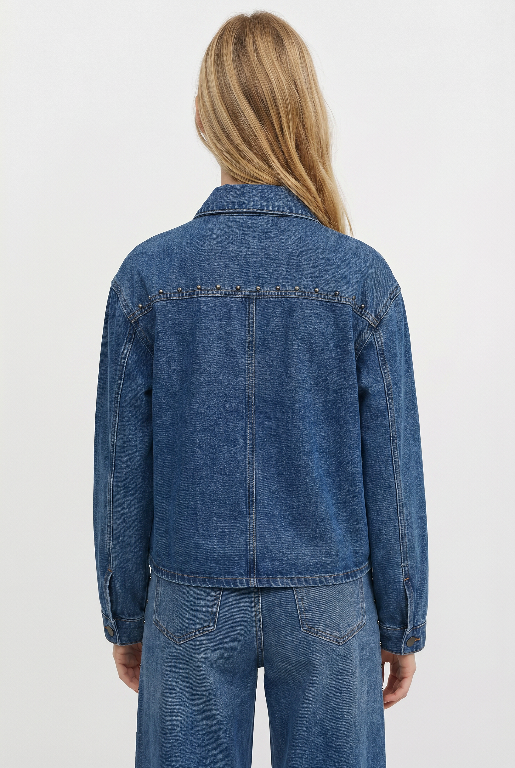Chaqueta de Mezclilla con Tachas Decorativas