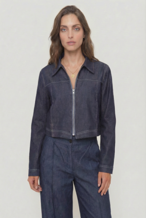 freepik__medium-shot-cropped-from-upper-thighs-to-head-faci__6623