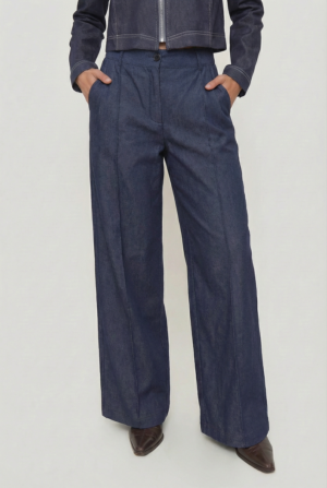 freepik__medium-shot-of-model-wearing-pants-facing-camera-c__6625