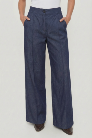 freepik__medium-shot-of-model-wearing-pants-facing-camera-c__6626