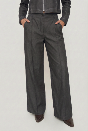 freepik__reemplaza-el-color-de-la-chaqueta-y-pantaln-de-la-__6619