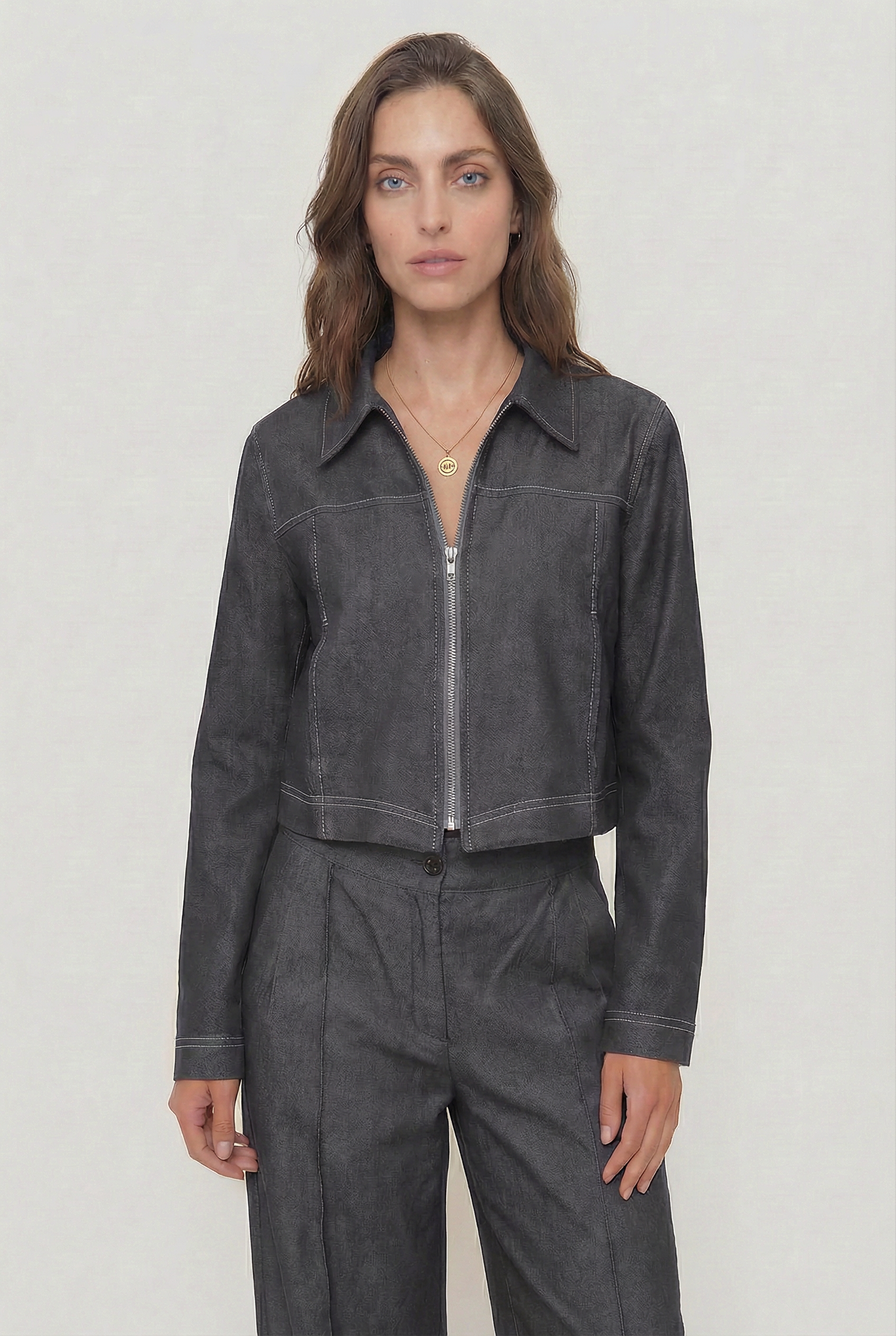 freepik__reemplaza-el-color-de-la-chaqueta-y-pantaln-de-la-__6620