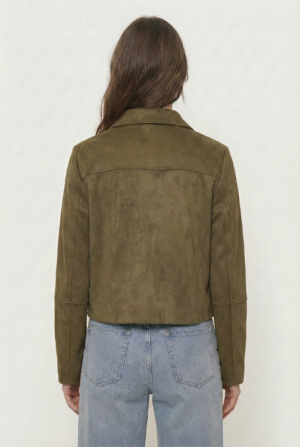 freepik__reemplaza-la-chaqueta-en-la-modelo-por-la-chaqueta__11871