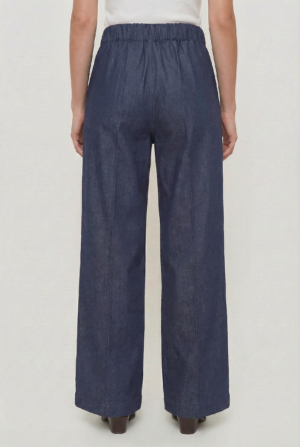 freepik__reemplaza-los-pantalones-de-la-modelo-por-los-pant__6622