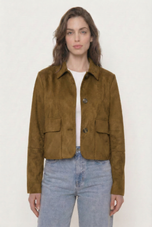 freepik__reemplaza-solo-el-color-de-la-chaqueta-de-la-model__53778