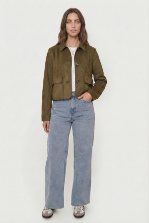 freepik__reemplaza-solo-el-color-de-la-chaqueta-img1-por-el__6630