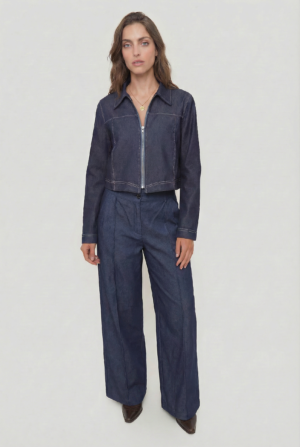 freepik__reemplaza-solo-los-pantalones-de-la-img1-por-el-mi__6627