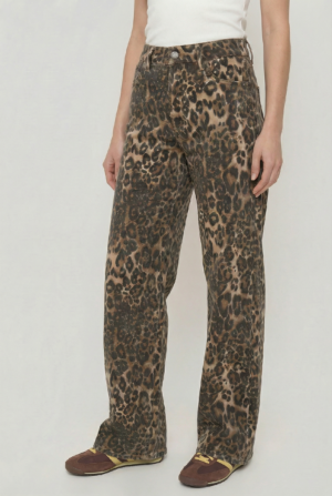 freepik__three-quarter-view-slightly-turned-body-cropped-fr__87481