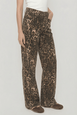 freepik__three-quarter-view-slightly-turned-body-cropped-fr__87484