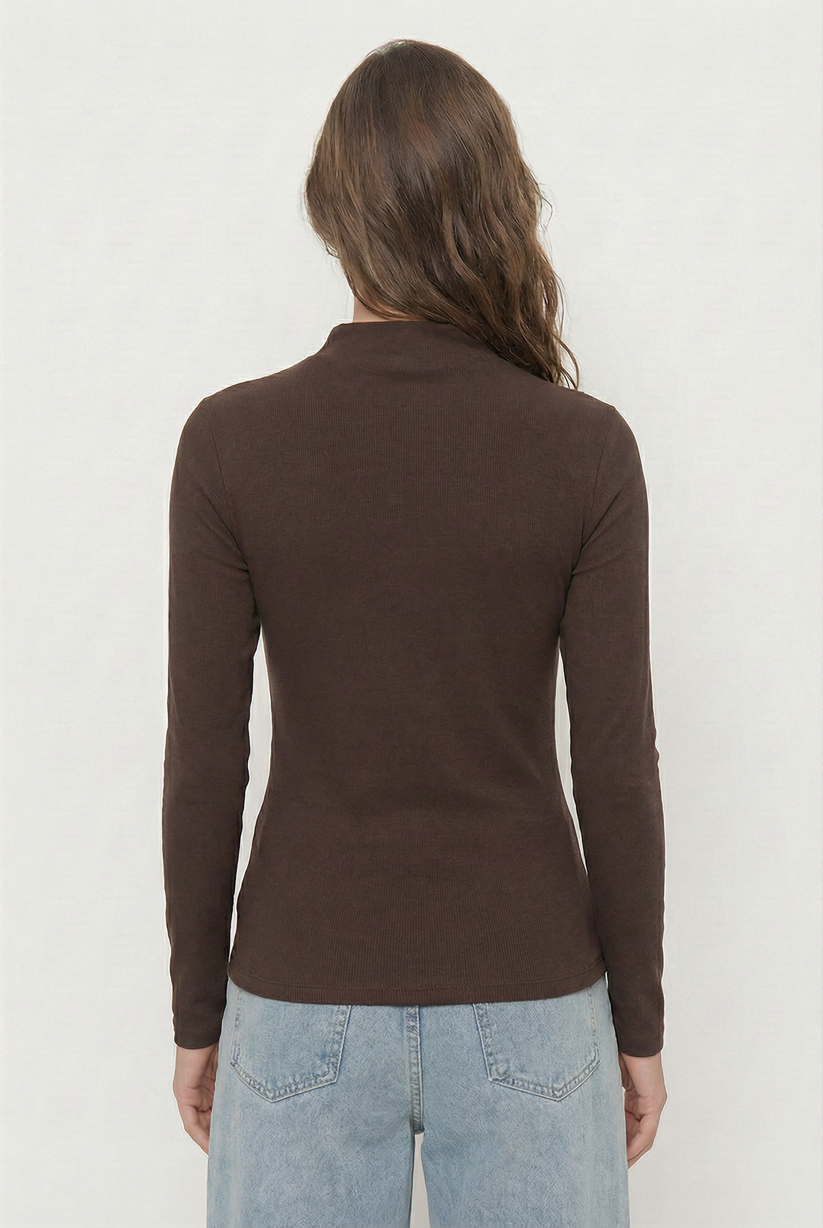 freepik_back-view-model-turned-around-cropped-from-shoulders-to-hips-focus-on-back-of-tshirt-clean-silhouette-garment-fully-visible-straight-posture_0001