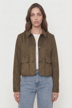 freepik_medium-shot-cropped-from-upper-thighs-to-head-facing-camera-focus-on-jacket-jacket-clearly-visible-garment-centered-fashion-ecommerce-framing_0001