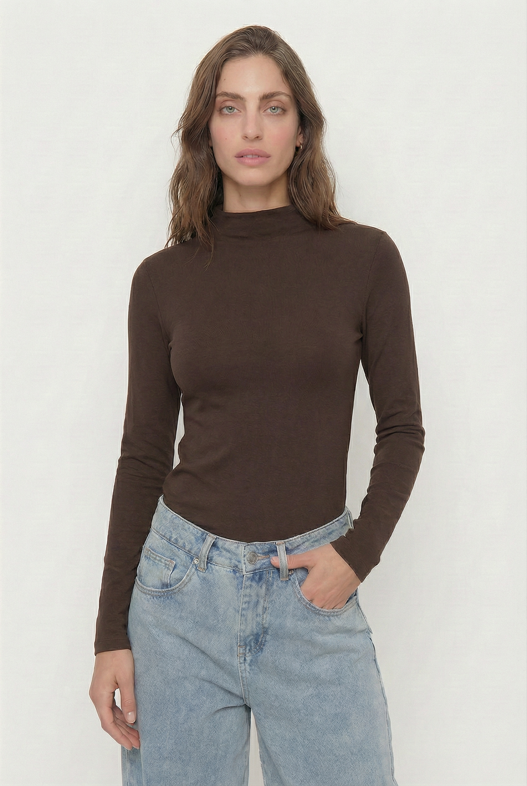 freepik_medium-shot-cropped-from-upper-thighs-to-head-facing-camera-focus-on-tshirt-tshirt-clearly-visible-garment-centered-fashion-ecommerce-framing_0001