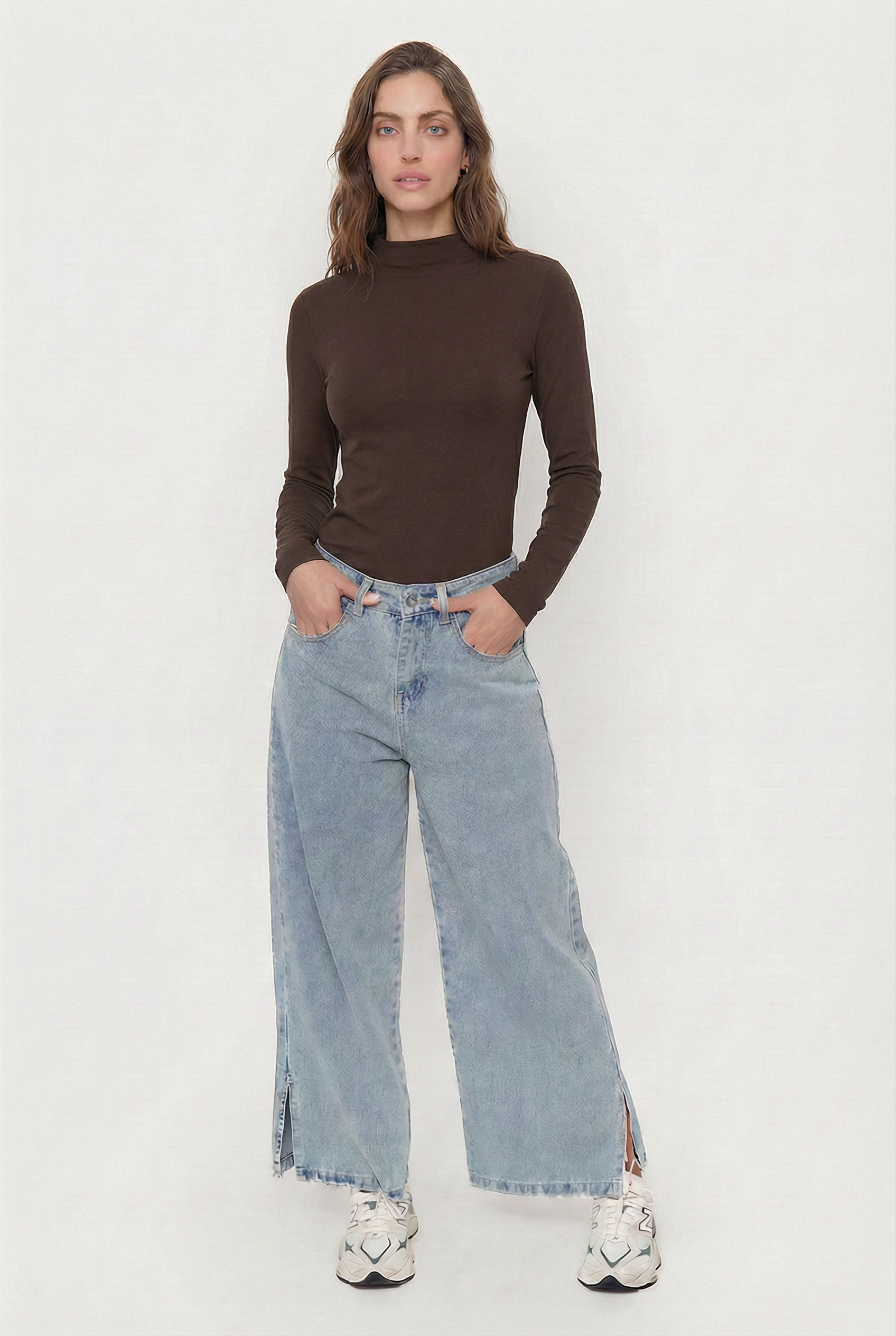 freepik_reemplaza-solo-el-color-de-la-camiseta-de-la-imagen-img1-por-color-marron-oscuro_0001