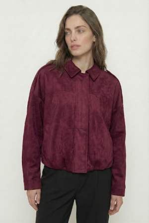 freepik_reemplaza-solo-el-color-del-pantalon-img1-por-color-negro_0001