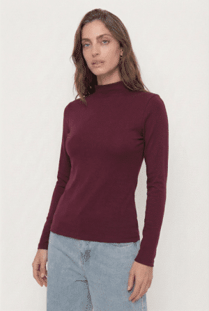 freepik_reemplaza-solo-el-color-y-la-tela-de-la-camiseta-de-la-imagen-img1-por-el-mismo-color-burdeo-de-la-camiseta-de-la-imagen-img2_0001