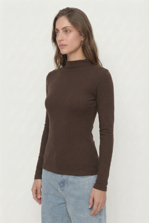freepik_three-quarter-view-slightly-turned-body-cropped-from-waist-up-focus-on-tshirt-fit-and-texture-natural-pose-looking-slightly-off-camera-garment-structure-visible_0001-2