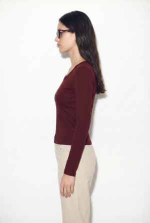 freepik_crea-una-vista-lateral-de_2853290770